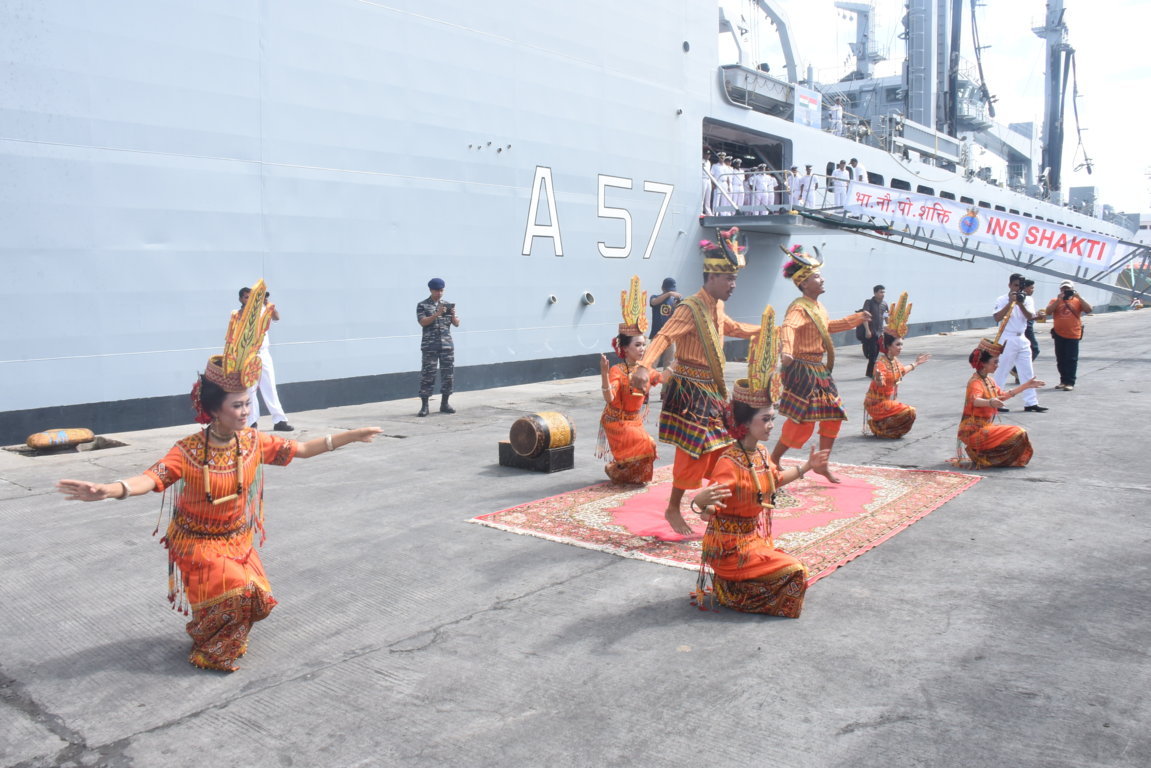 Danlantamal VI Promosikan Budaya Tana Toraja Saat Sambut Kapal Perang AL India