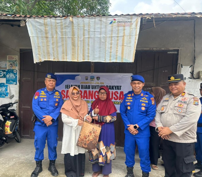 Program JALUR Polres Dumai Hadir Salurkan Sembako dan Berobat Gratis