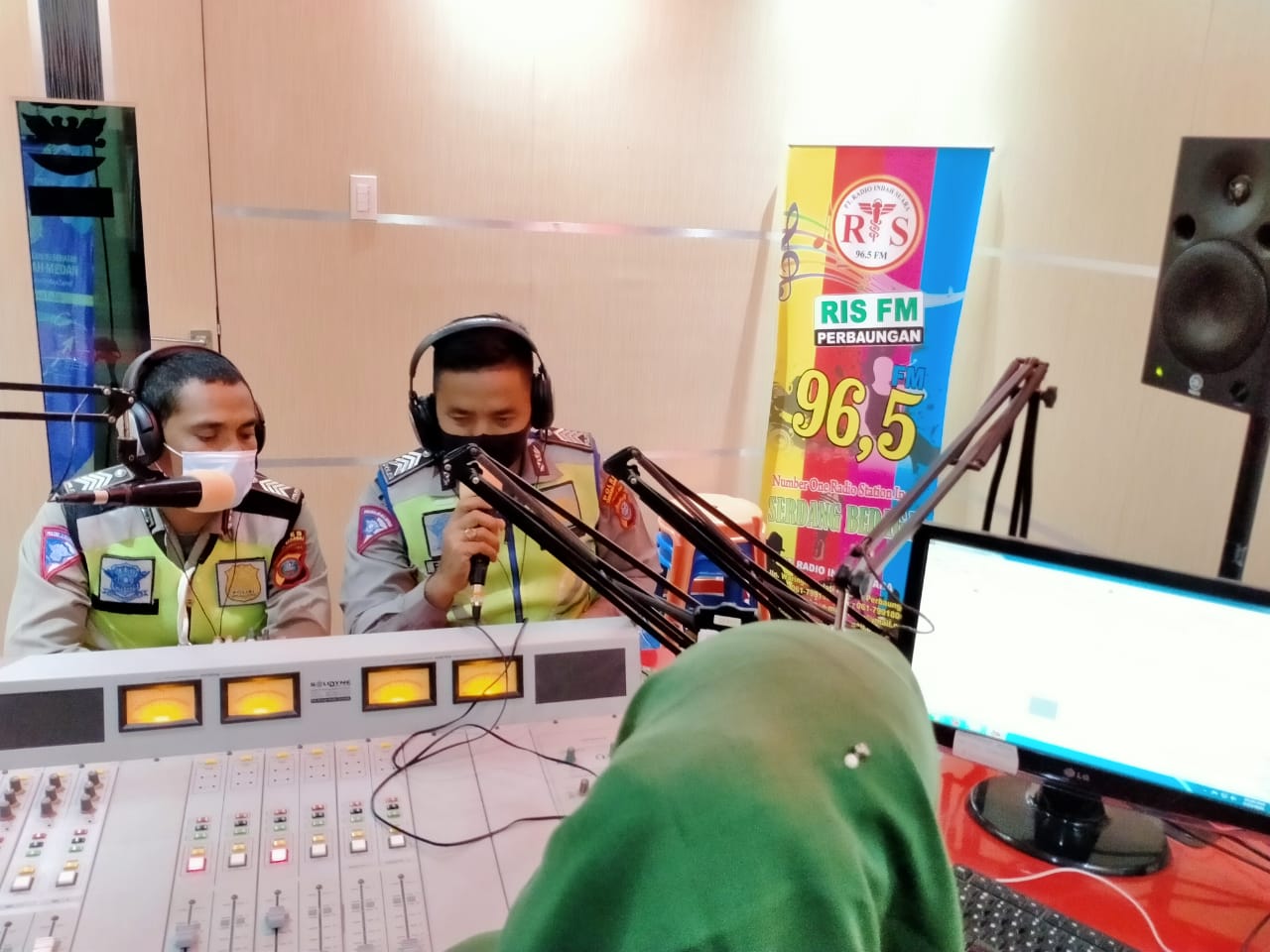 Talk Show Di Radio, Sat Lantas Polres Sergai Sosialiasi Prokes dan Tertib Berlalulintas