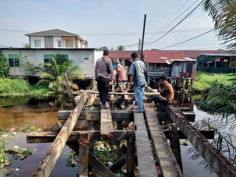 Gotong Royong Bersama, Sinergi Polri Aparatur Pemerintah dan Masyarakat Bongkar Material Jembatan Penghubung Kelurahan Bumi Ayu dan Bukit Datuk