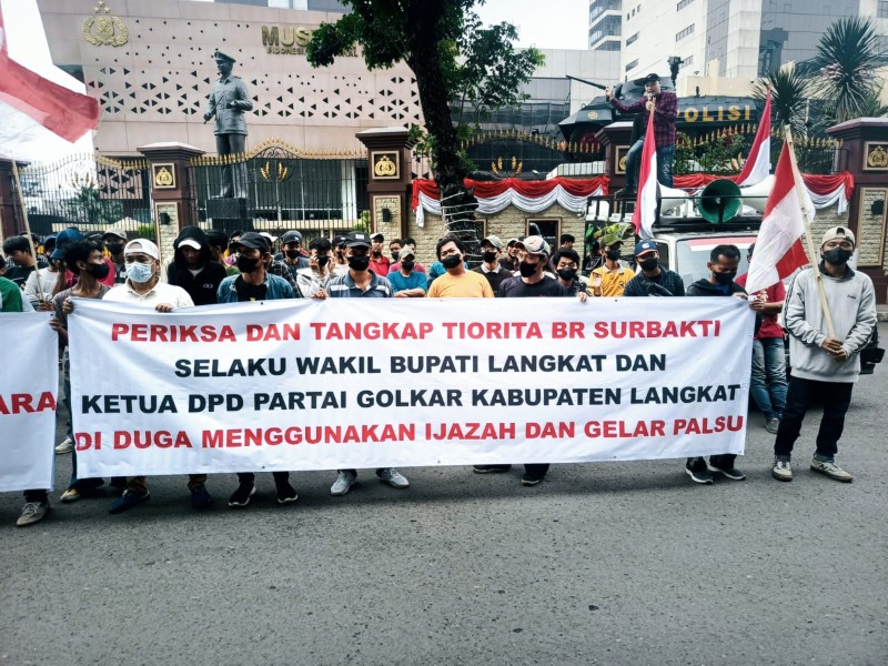 Ratusan Massa kepung Mabes Polri ,Desak Kapolri Tangkap Tiorita Wakil Bupati Langkat