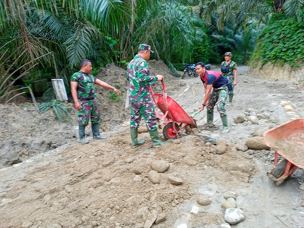 Tak Ada Kata Menyerah, Satgas TMMD 111 Kodim 0204/DS Terus Mantapkan Permukaan Badan Jalan 