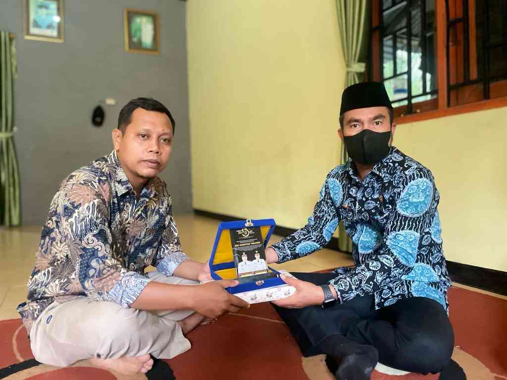 Para Tokoh Pemekaran Labura mendapat bingkisan dari Pemkab Labura