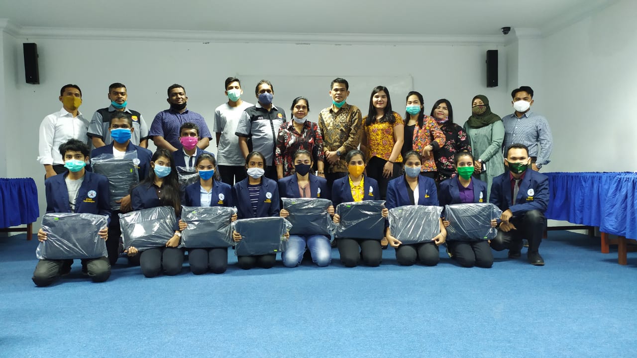 ISK Kota Medan bersama Yayasan Perguruan Pelita Nusantara Serahkan Bantuan 10 Laptop Untuk Mahasiswa