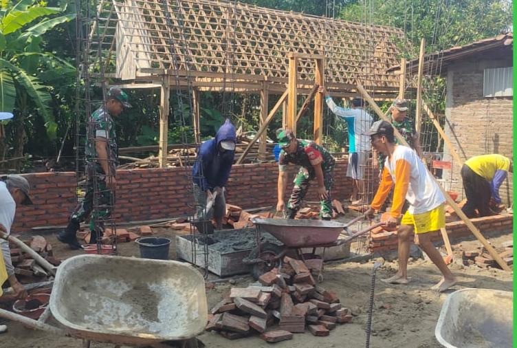Babinsa Jenar Turun Tangan Bantu Dirikan Rumah Warga, Wujud Nyata Kepedulian TNI
