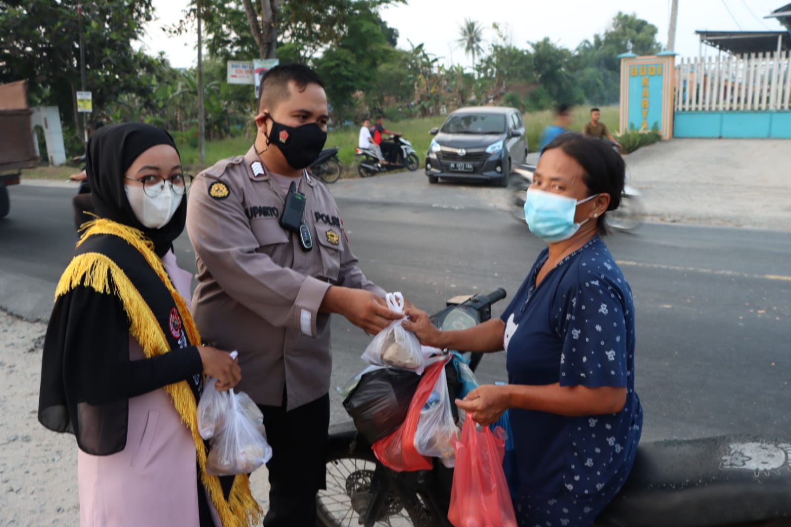 Ramadhan 1443 H, Personel Humas Polres Sergai & Duta Putra Putri Bagikan Takjil  di Sei Rampah