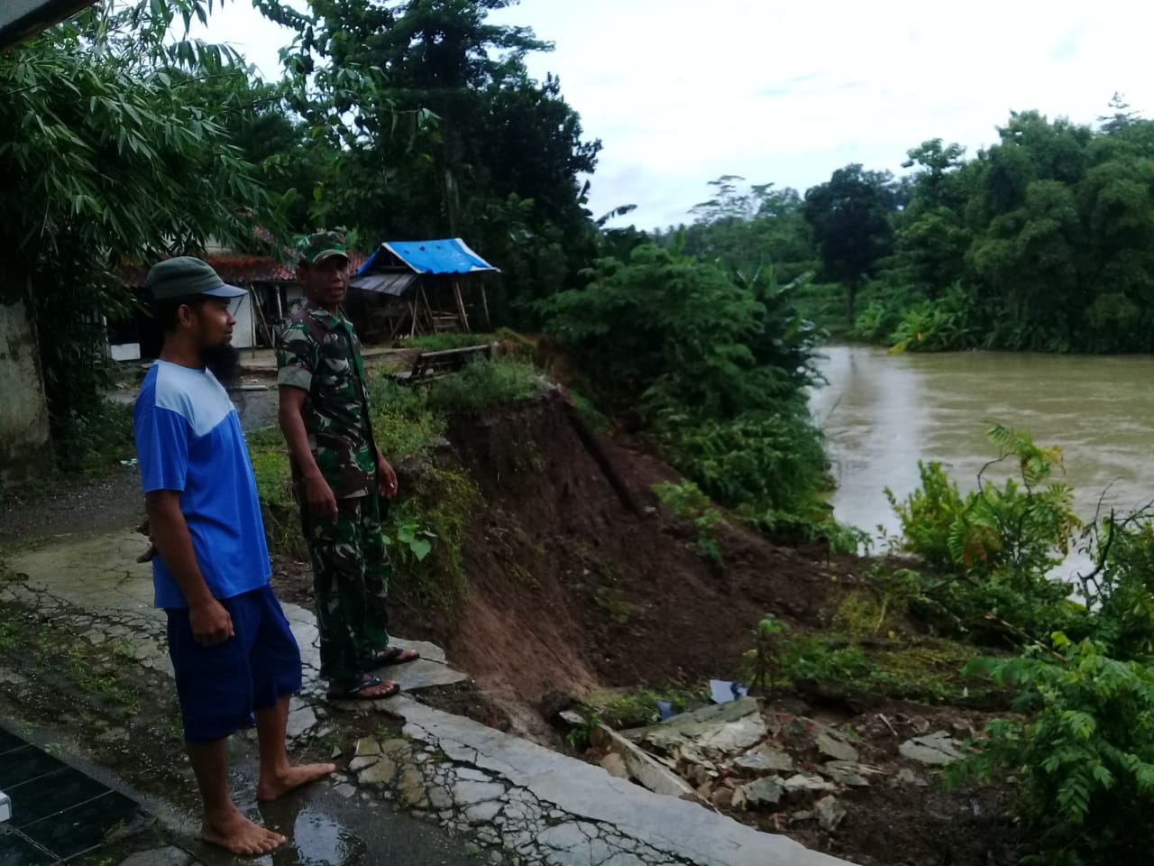 Aparat Babinsa Himbau Warga Desa Rantewringin Waspada Longsor