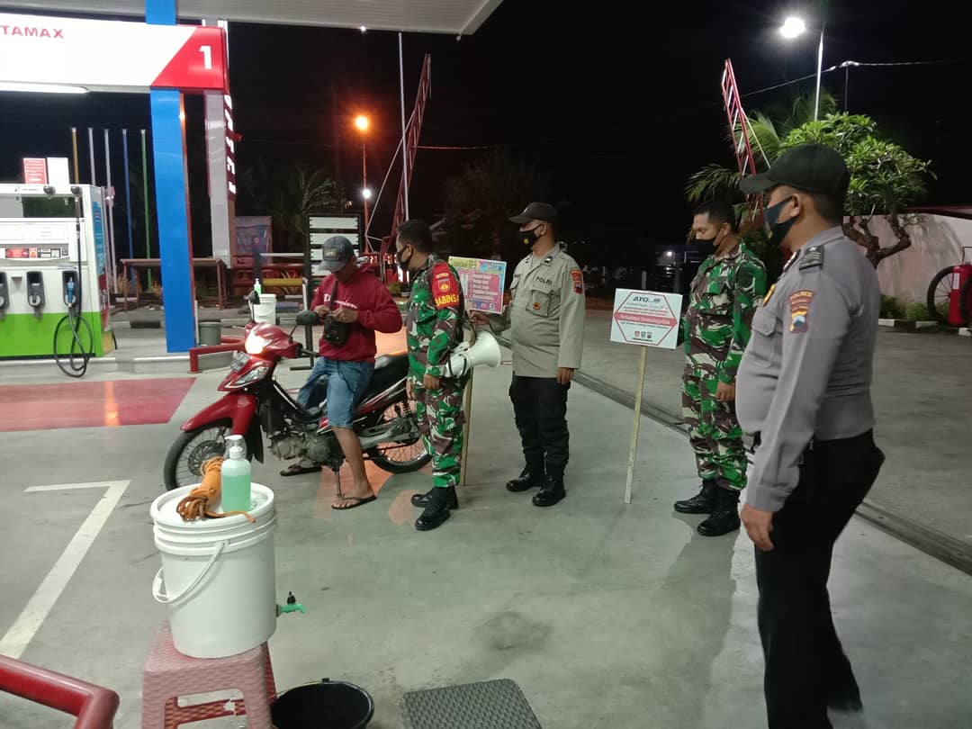Patroli PPKM Mikro Petugas Ingatkan Sejumlah Warga Pelanggar Prokes