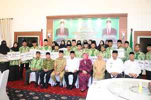 Penyerahan Tali Asih Gubsu kepada Pemenang MTQN ke-27 Asal Sumut