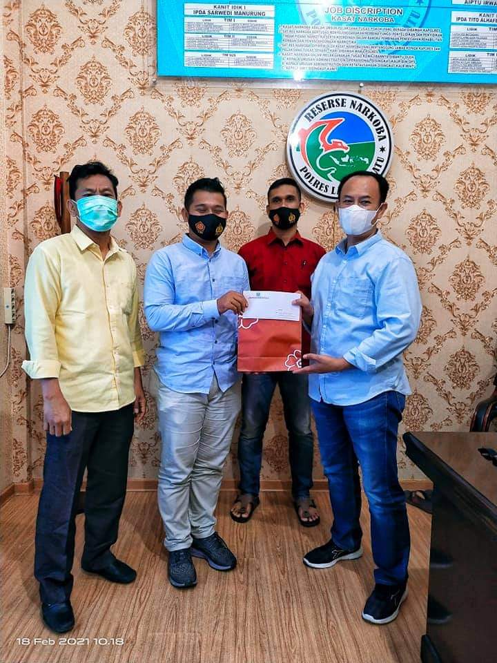 Briptu Yaser Muhtadi Lubis dapat cenderamata dari Kasat Narkoba Polres Labuhanbatu
