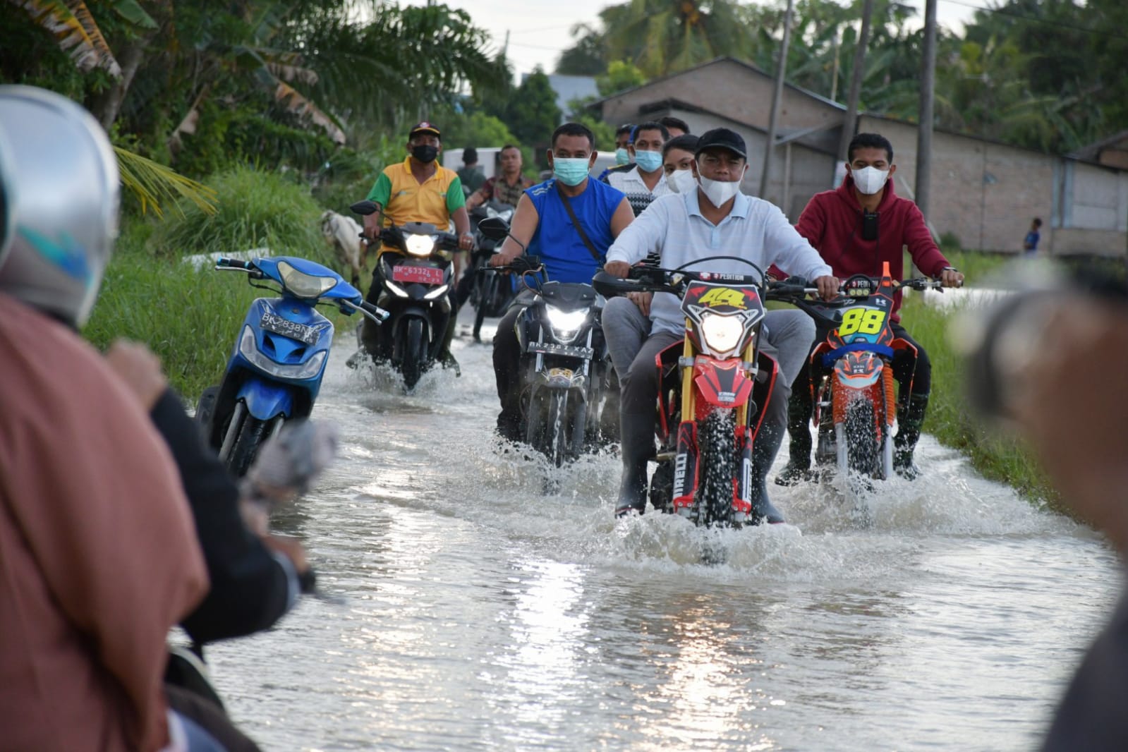 Bagikan Paket Sembako Malam Hari, Bupati Darma Wijaya Sambangi Posko  Banjir