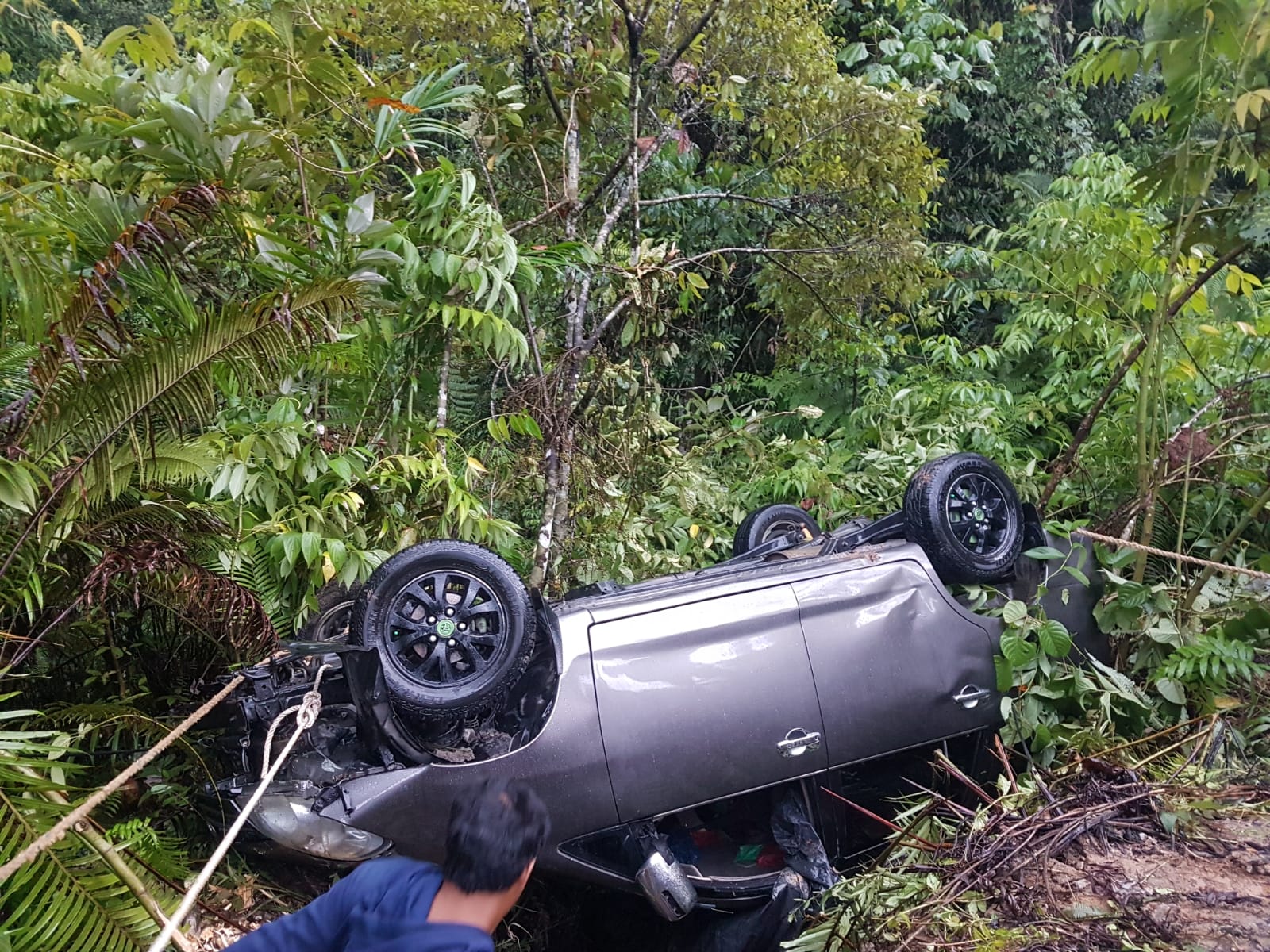 Mobil Kijang Innova Terjun Kejurang Sedalam 30 Meter Dijalan Lintas Pakpak Bharat