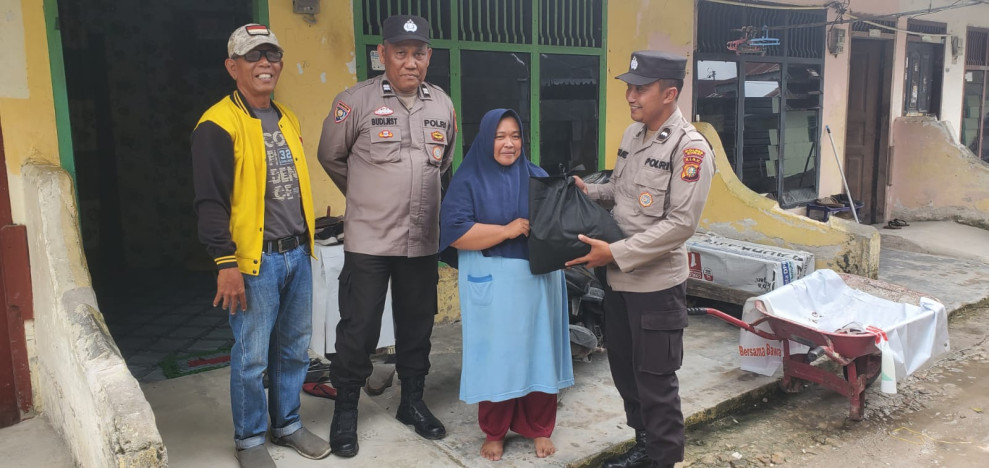 Polres Dumai Giat Jumaat Berkah Beri Bantuan Sembako kepada Teluk Binjai