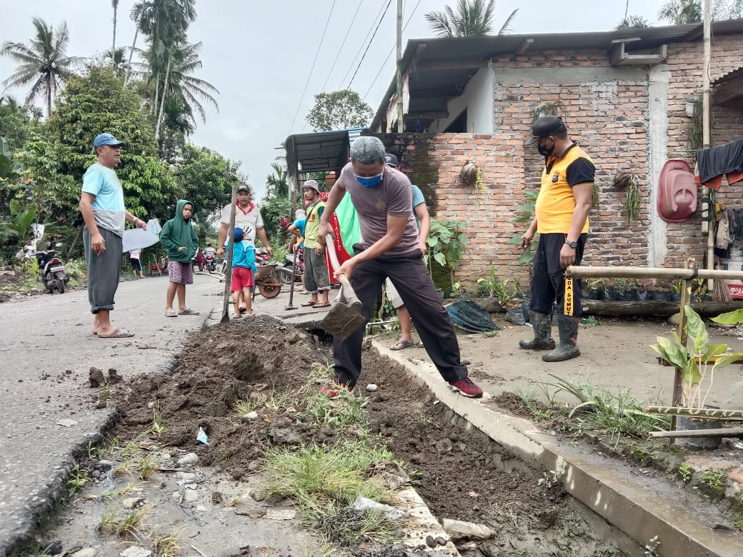 Antisipasi Banjir Polsek Tiga Juhar Gotong royong Bersama  Warga Desa 