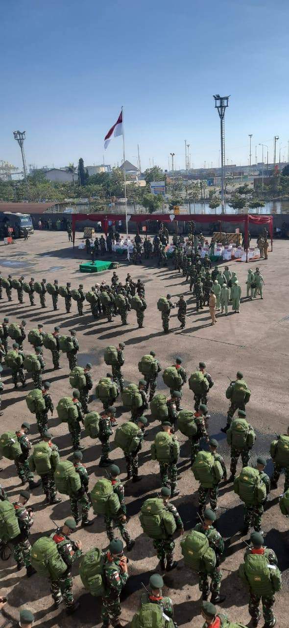 KAPAL PERANG KOLINLAMIL BERNOMOR LAMBUNG 971  ANGKUT BATALION 400 BANTENG RAIDERS JAGA PERBATASAN   