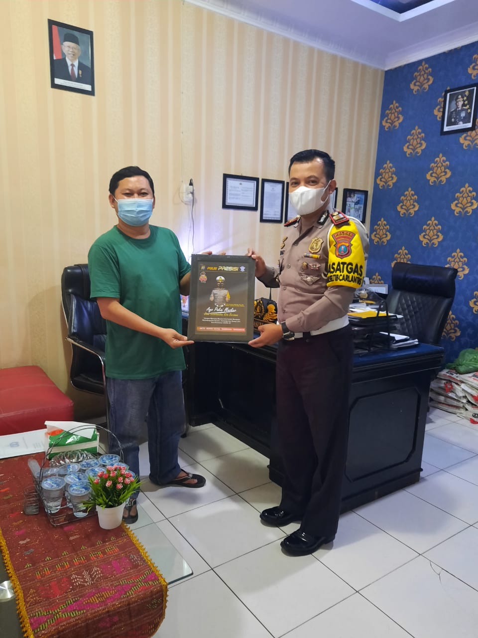 Jalin Silaturahmi Tokoh Tionghoa Imlek 2572, Kasat Lantas Polres Sergai  Berikan Plakat Prokes