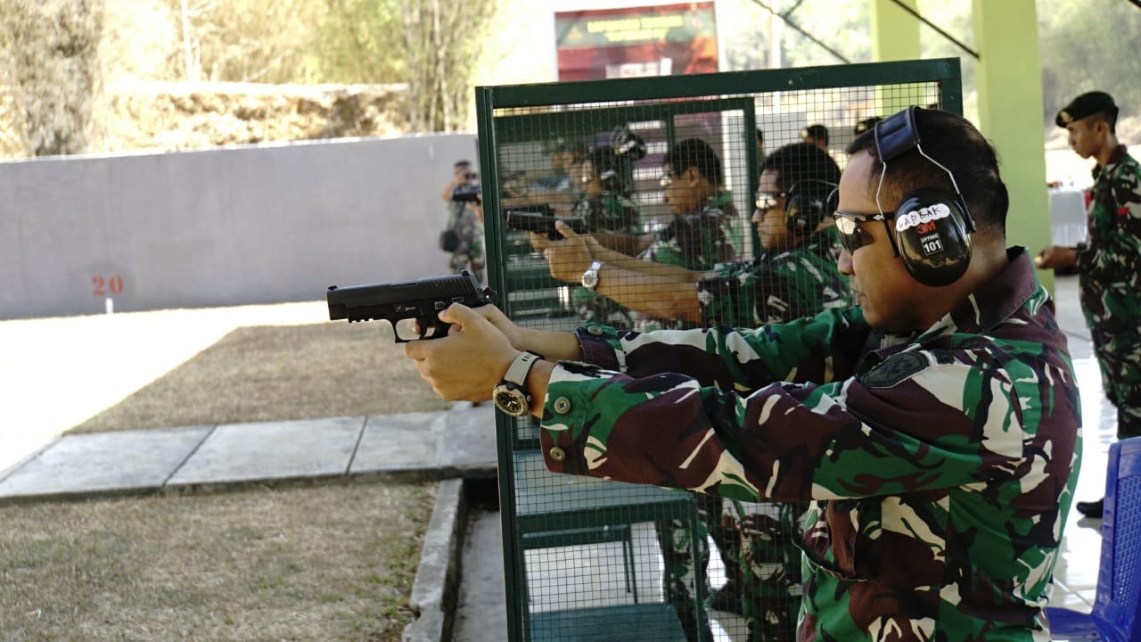 TNI AL Lantamal VI Bersama Brigif 3 Kostrad  Dan Paskhas  Saat Latihan Menembak Bersama 