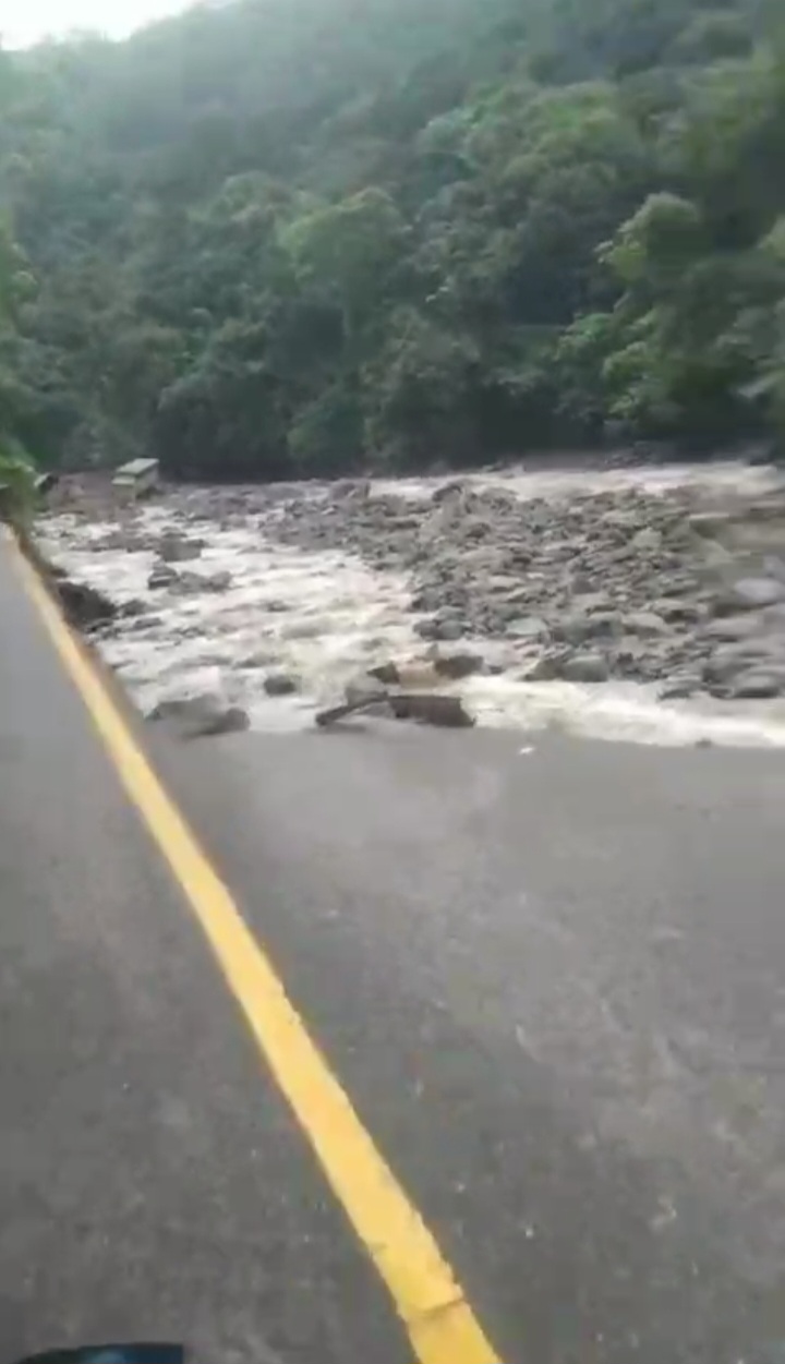 Banjir Bandang Jalur Padang - Bukit Tinggi Lumpuh Total