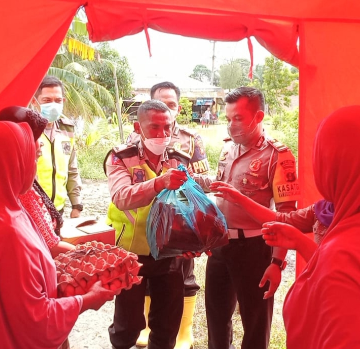 Satuan Lalu Lintas Polres Sergai Berikan Bantuan Sembako dan Obat-obatan Warga Korban Banjir