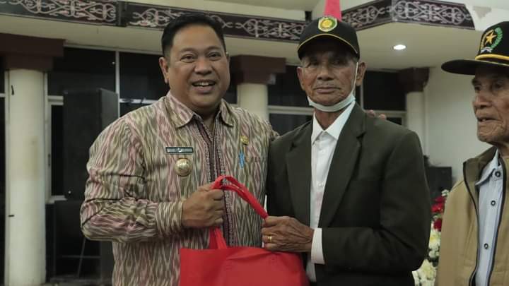 Bupati Dairi Berikan Tali Asih Bagi Ahli Waris Pejuang dan Veteran di Malam Resepsi HUT RI ke- 77