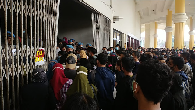 Polisi Amankan 3 Calo Penjual Formulir Vaksin Di GOR Medan