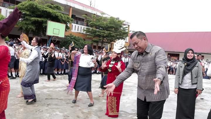 SMP Negeri 1 Sidikalang Persembahkan Tari Kreasi Nusantara di Hadapan Bupati Dairi dan Bunda Literas