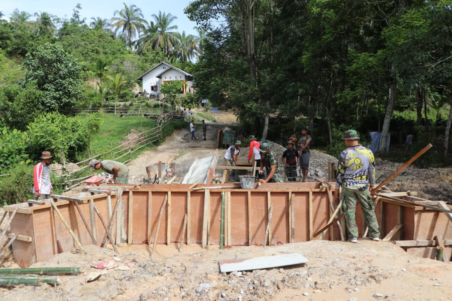 Anggota Satgas TMMD Bersama Warga Bangun Jembatan