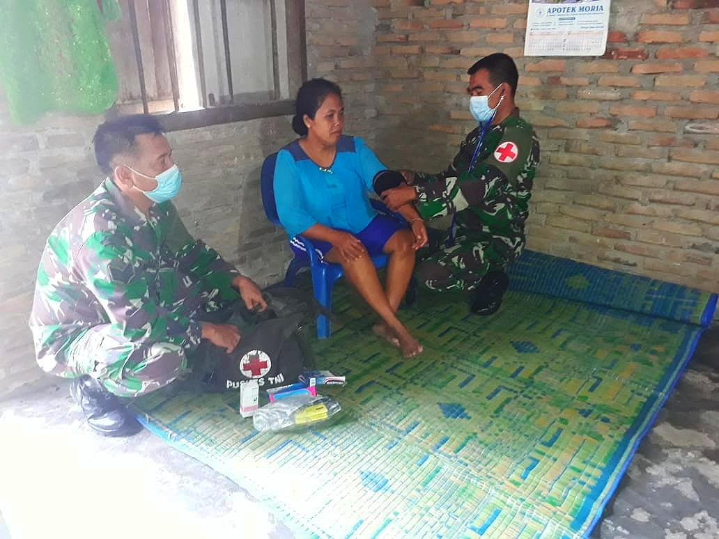 Tanpa Lelah, Satgas TMMD Kodim 0204/DS Door to Door Berikan Yankes Gratis