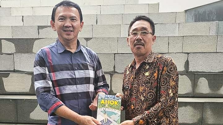 Bupati Labusel Menerima Pesan Tertulis dari Ahok Ditulis Diatas Buku Berjudul Kebijakan Ahok