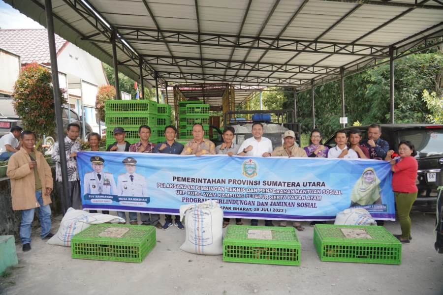 Dinsos Sumut Bersama Pemkab Pakpak Bharat Serahkan Bantuan Ternak Ayam