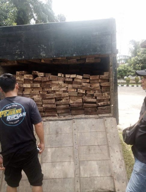 Tim Unit Reskrim Polsek Kualuh Hulu tangkap truck pembawa kayu dugaan illegal