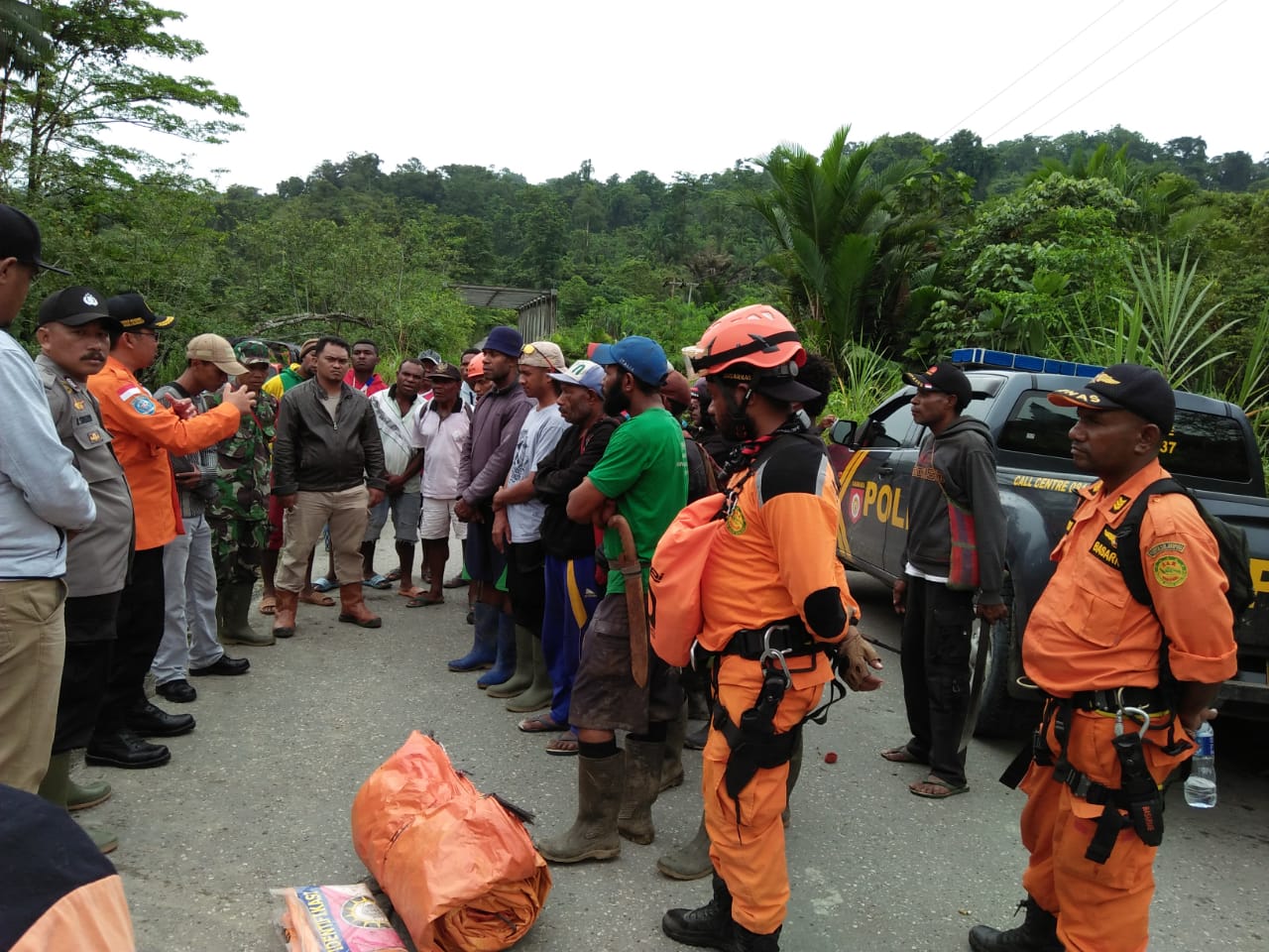 Tim Gabungan Polri, TNI dan Basarnas Evakuasi Jenazah Alm.Yulius Sasbe