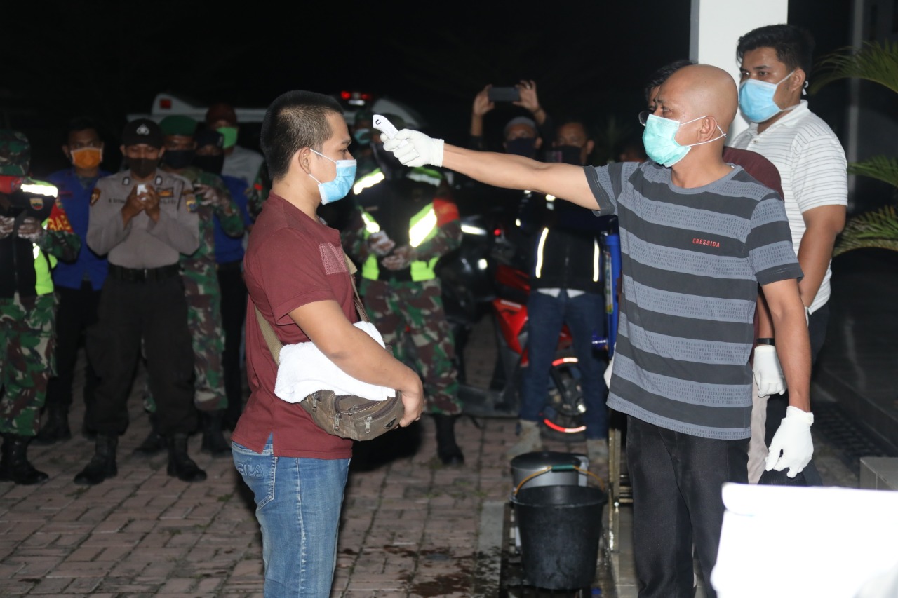 Gugus Tugas Penanganan Covid - 19 Asahan  Periksa 19 Orang TKI Yang Kembali Dari Malaysia