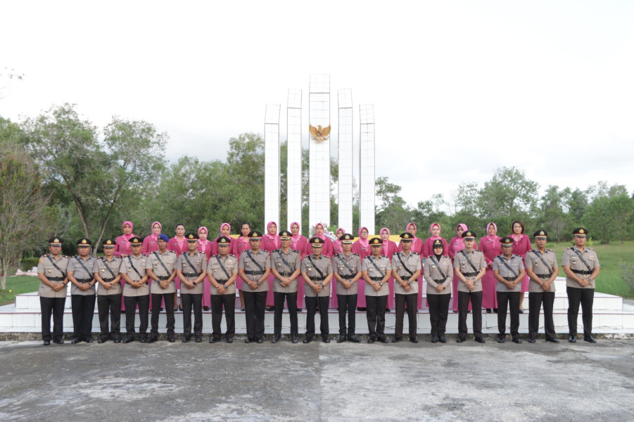 Peringati Hari Bhayangkara Ke-77, Polres Dumai Tabur Bunga di Makam Pahlawan