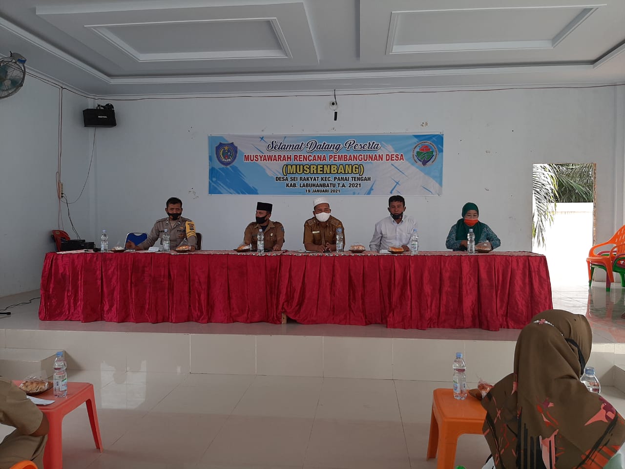 Bhabinkamtibmas Polsek Panai Tengah ingatkan disiplin protokol kesehatan di acara Musrenbang Desa Su