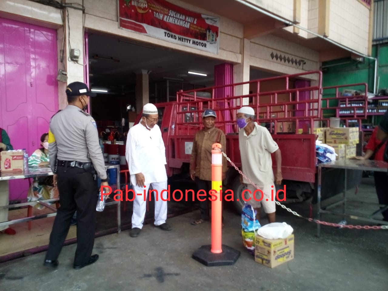 H.Idrus Suhairi Bagikan Sembako Dan Zakat Mall 500 Paket Kepada Masyarakat Dumai