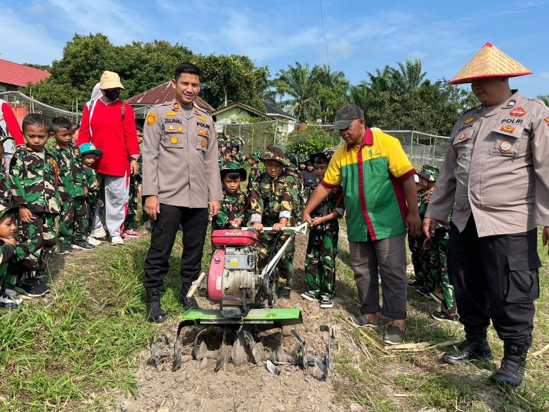 Polsek Bukit Kapur Tanamkan Kesadaran Lingkungan Sejak Dini melalui Kegiatan Anak Green Policing (AGIP)