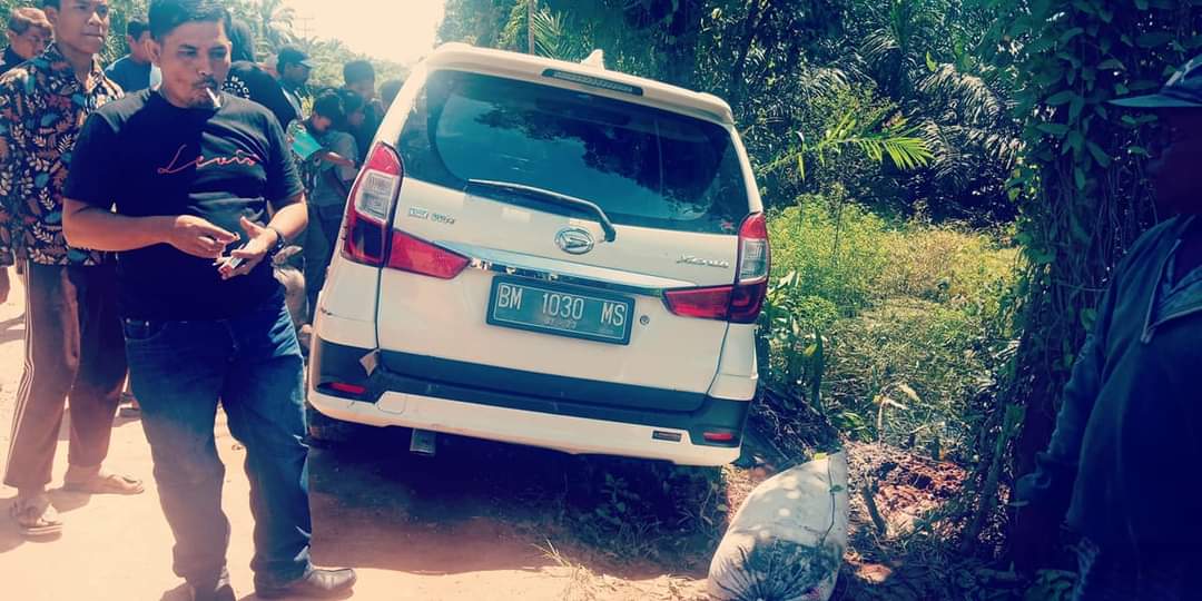 Mobil Daihatsu Xenia BM 1030 MS tercebur kedalam parit tewas 4 orang