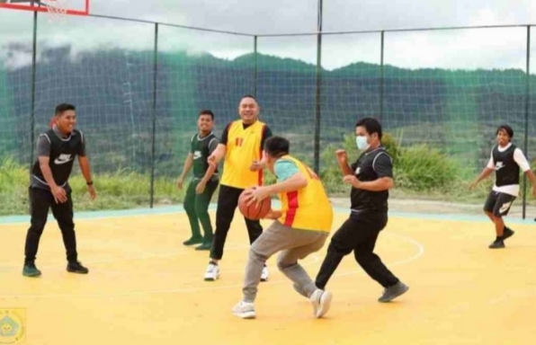 Bupati Franc Resmikan Lapangan Basket Sindeka