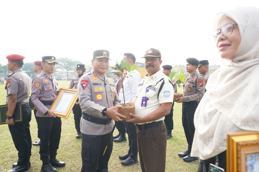 Berikan Penghargaan Kepada Satpam UIN Suska Riau yang Bantu Mahasiswi Korban Penusukan, Kapolda Riau: Perbuatan Terpuji yang Bisa Menginspirasi Masyarakat Lain