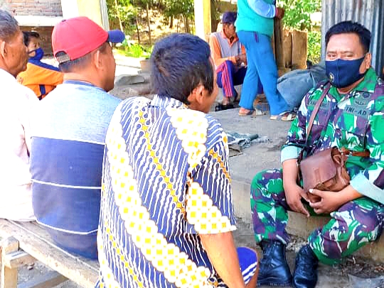 Melalui Komsos Babinsa Ajak Warga Rembun Patuhi Himbauan Pemerintah