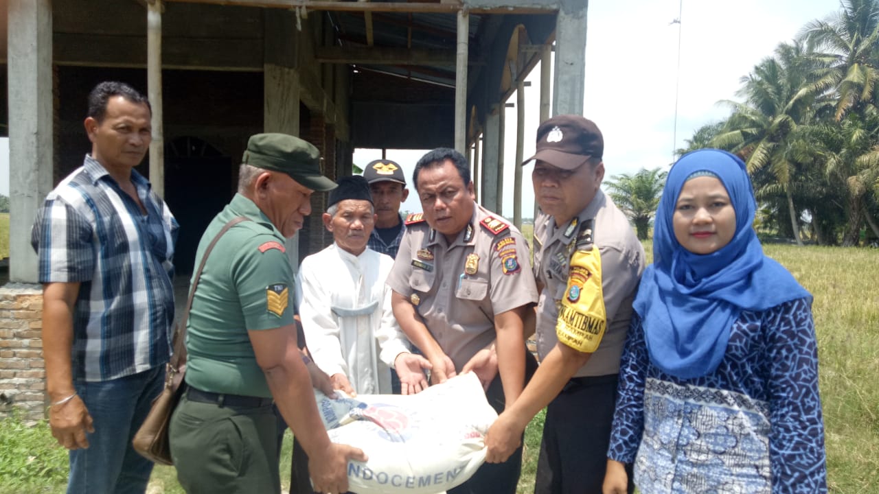 Jumat Barokah, Polsek Firdaus Berikan Bantuan Di Musollah Al Istiqomah.