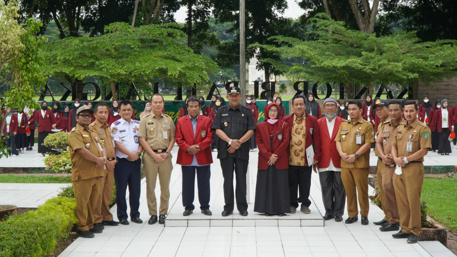 Syah Afandin Lepas 210 Mahasiswa UISU untuk KKN di Langkat