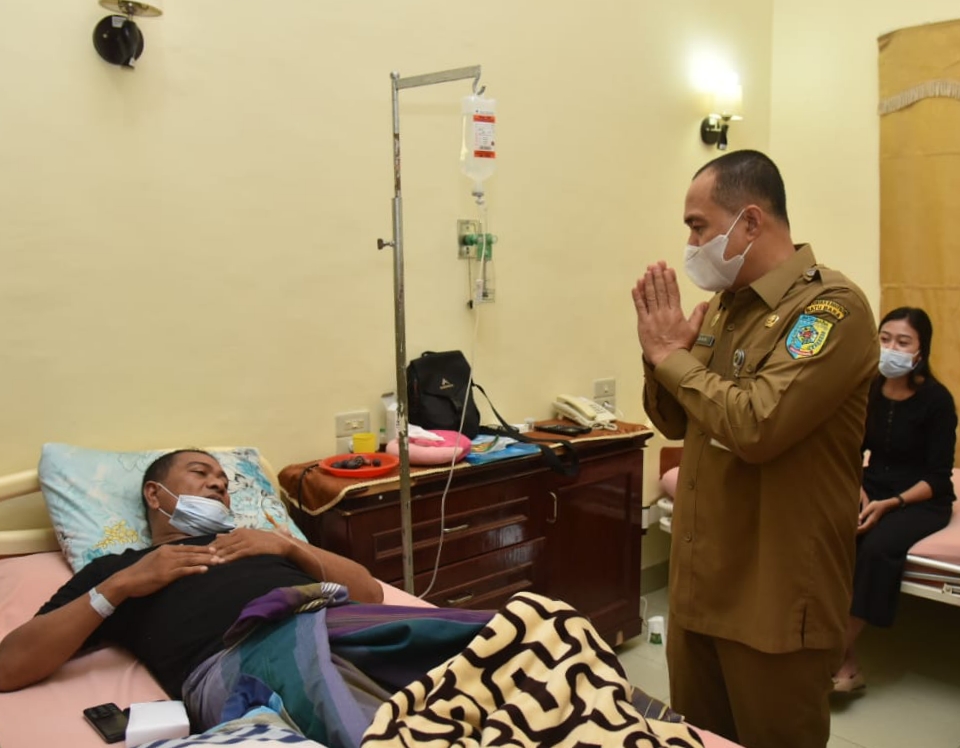 Bupati Batu Bara Besuk Ketua PDI Perjuangan Sei Balai