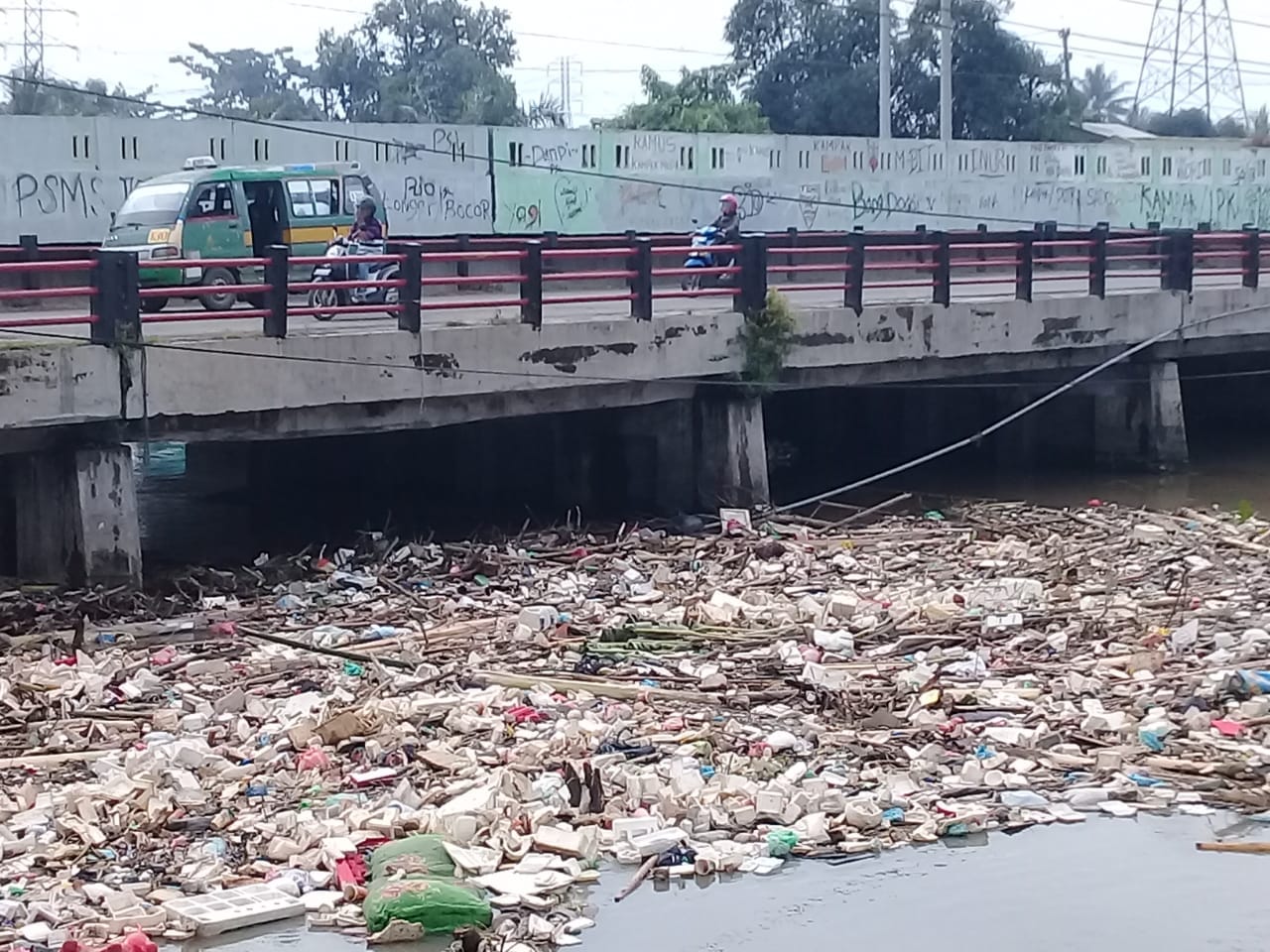 Warga Resah Sampah Menumpuk Dibawah Jembatan Sungai Deli 