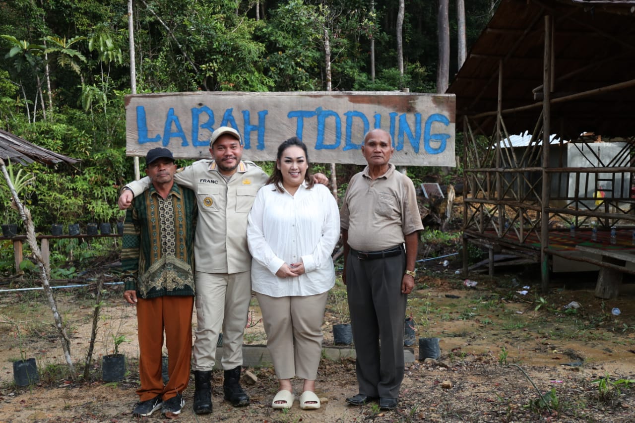 Menanam Pohon Kapur Di Pagindar Bupati : Untuk Cucu Cicit Kita Kelak