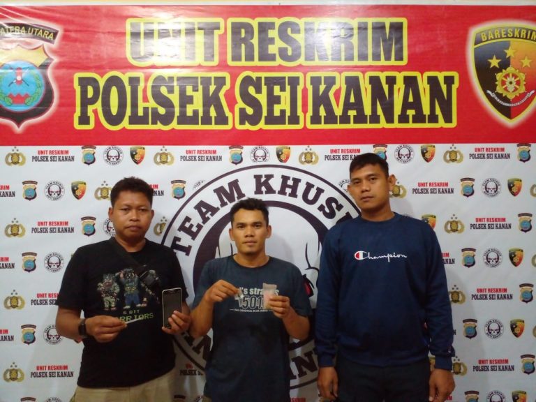 AST tersangka pengedar sabu-sabu diamankan di Mako Polsek Sungai Kanan Labusel