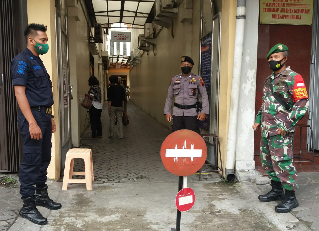 Bati Komsos Koramil 03 Serengan Pengamanan dan Pengecekan Prokes Ibadah Minggu Pagi