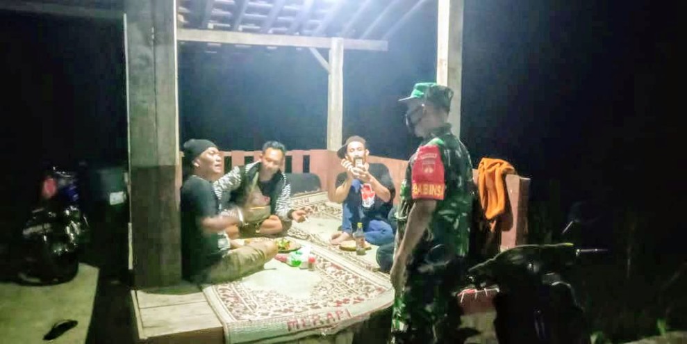 Patroli Malam Koramil 06 Batuwarno, Babinsa Sambangi Warga Demi Jaga Keamanan