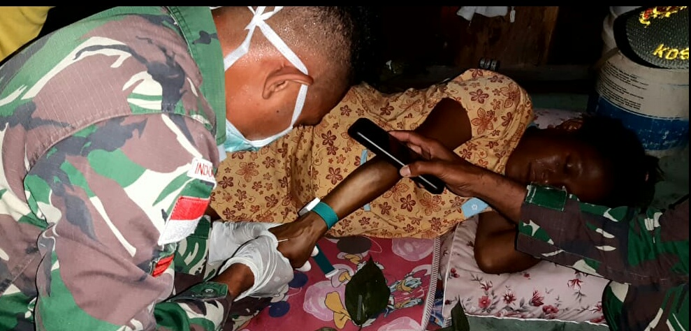 Prajurit Satgas Yonif MR 413 Kostrad Bantu Proses Persalinan Warga Perbatasan RI-PNG